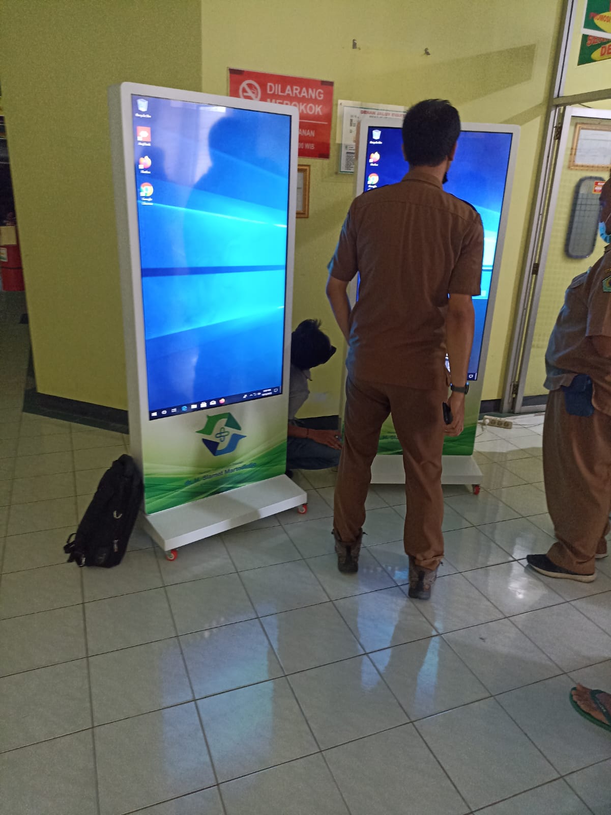 Instalasi Floor Standing Digital Signage di instansi